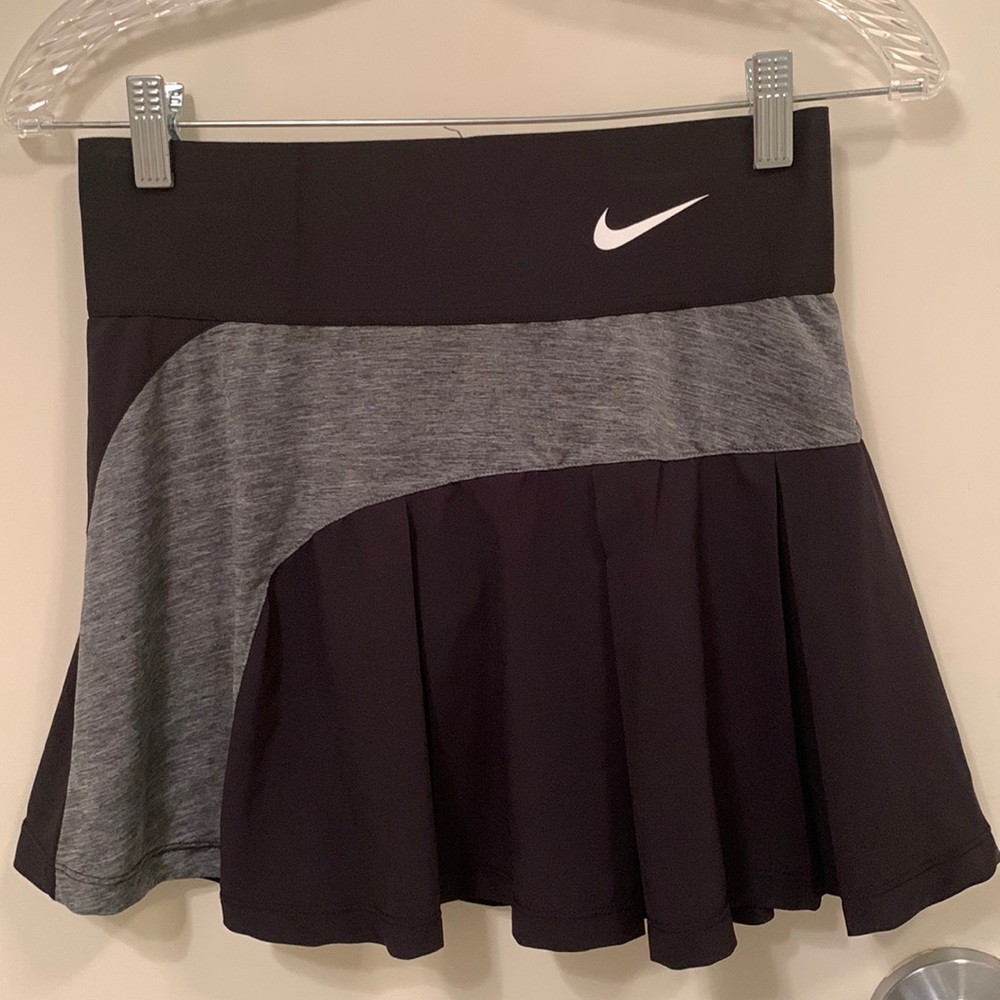 Like New Nike Women Athletic Skirt. Black and Grey Sz S.